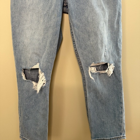 ABERCROMBIE Mom High Rise Curve Love Jeans Distressed Light Wash 2 SHORT - Picture 2 of 8